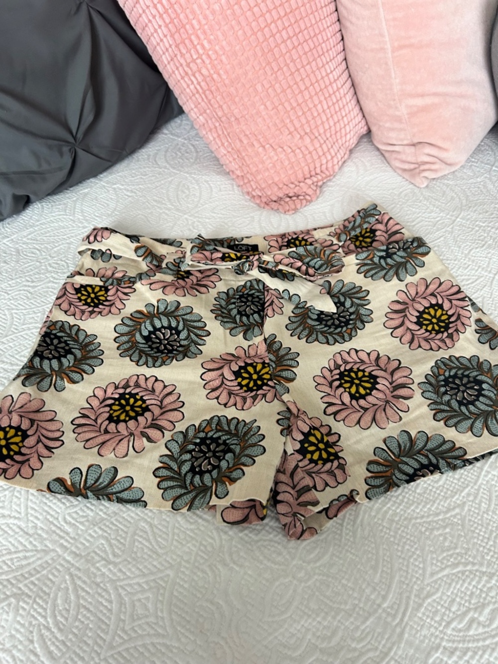 Loft Linen Floral Shorts Size 4 - Picture 9 of 10